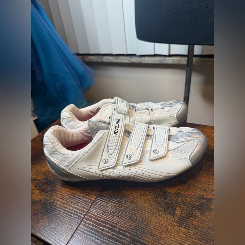 Pearl Izumi Women's Select Road cycling shoes, specifically model 5768 Size 43